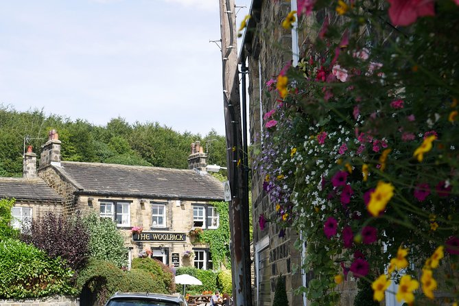 Emmerdale Classic Locations Bus Tour From Leeds - Exploring Emmerdale Filming Locations