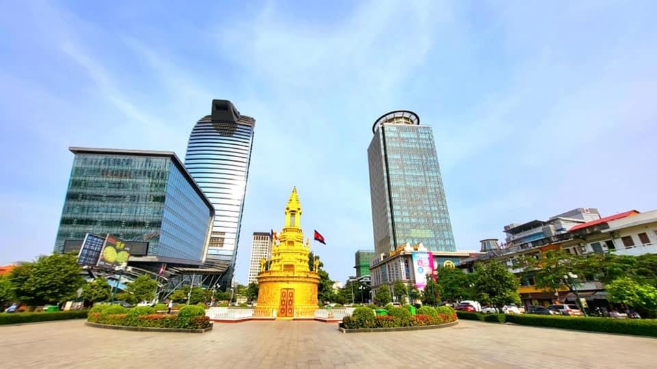 Evening Walking of Phnom Penh City With Lina - Local Pub Experience