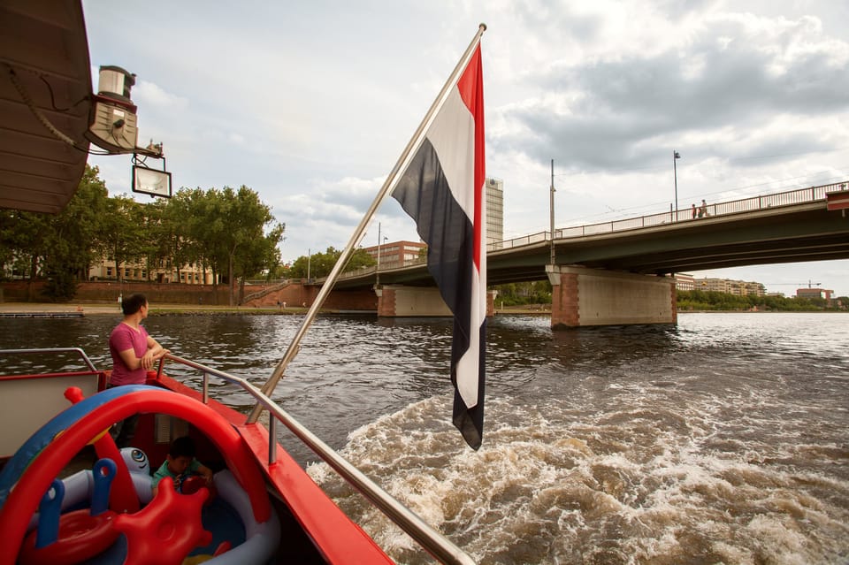 Frankfurt: 1-Hour Panorama Boat Cruise on the River Main - Accessibility and Audio Commentary