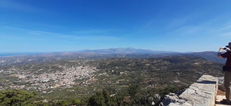 Full Day Knossos Palace, Local Distillery, Lunch @ Archanes - Local Distillery Experience