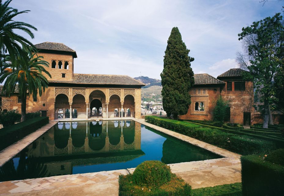 Granada: Alhambra, Alcazaba, and Nasrid Palaces Tour - Centuries of Spanish Culture