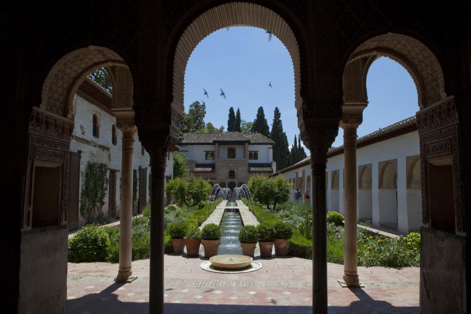 Granada Alhambra and Generalife Gardens Experience Tour - Visiting the Alhambra