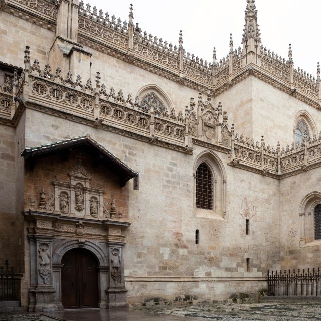 Guided Tour of the Cathedral and Royal Chapel and Its Surroundings - Cathedral Architecture