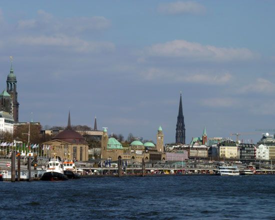 Hamburg: 2-Hour Tour Along the Elbe - Local Culture and Shopping