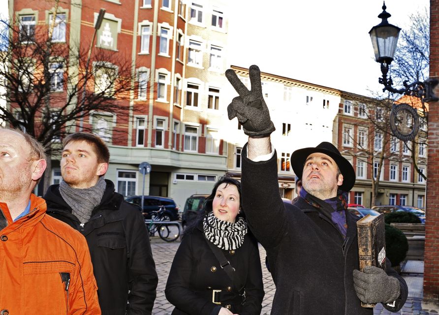 Hamburg: Interactive Crime Theater Tour in German - Accessibility and Restrictions