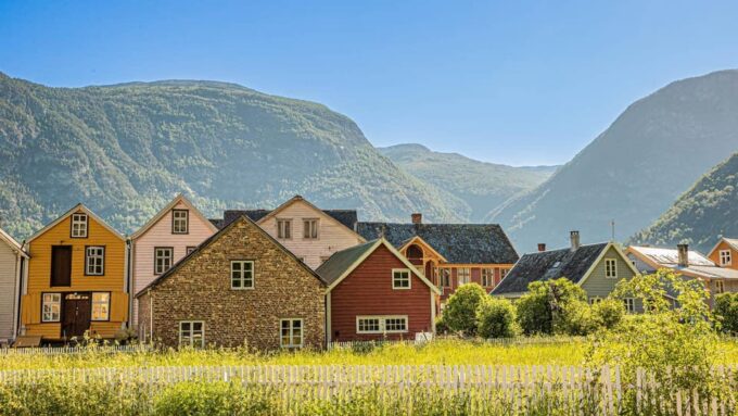 In Lærdal: Guided Old Town Tour - Tour Duration and Pricing