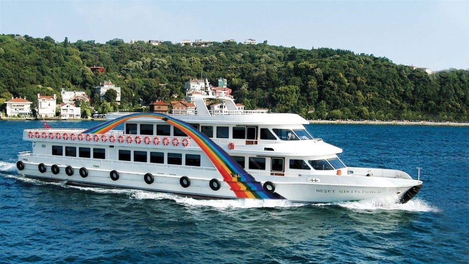 Istanbul: Bosphorus Sightseeing Cruise With Sunset Option - Iconic Landmarks