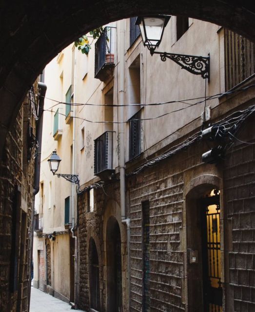 Jewish Quarter Barcelona: The Gothic Tour - Hydration and Safety Considerations