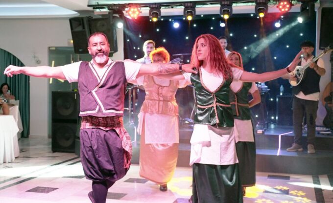 Kamari: Greek Show, Buffet Dinner, and Drinks at Dimitris - Live Greek Music and Performances