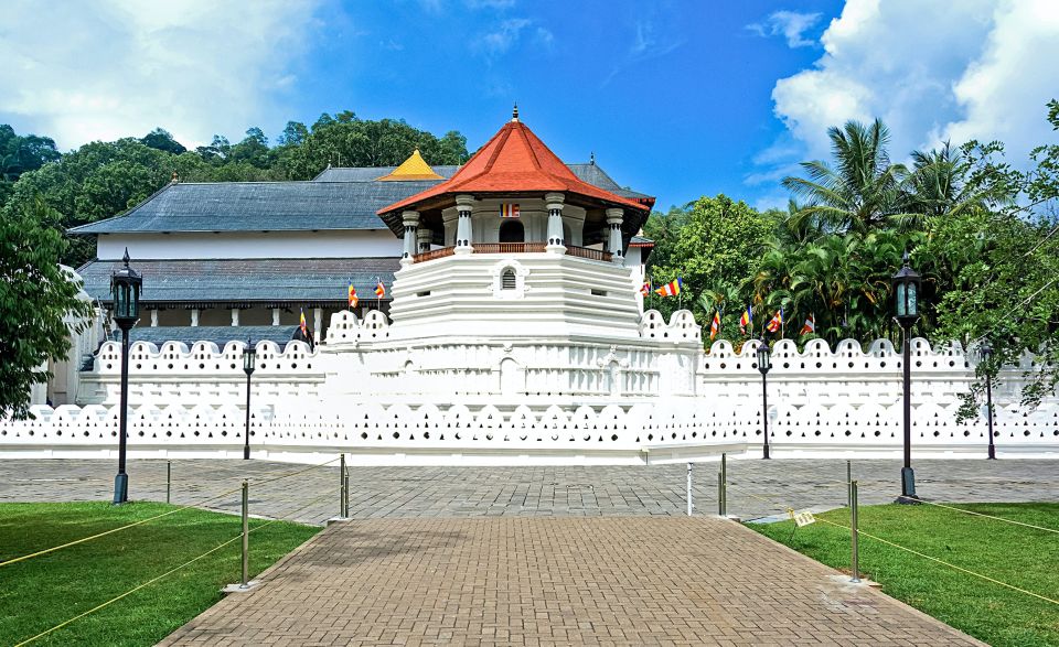 Kandy Royal Botanical Gardens Peradeniya By Tuk Sri Lanka - Booking and Availability