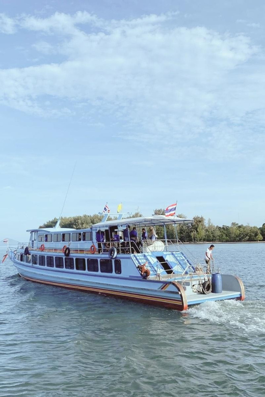 Ko Lanta : Ferry Boat From Ko Lanta to Phuket Via Ko PhiPhi - Passenger Demographics