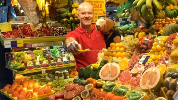 Las Palmas: Private Old City Guided Walking Tour With Tapas - Meeting Point and Accessibility
