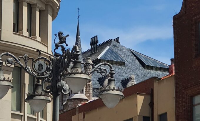 León, Gaudí and Modernism - Bourgeoisie and Railway Influence