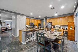 Luxury 5-Bedroom Villa W Pool, Spa, Nature, 3000 Sq Ft, Private Rental - Prime Location Highlights
