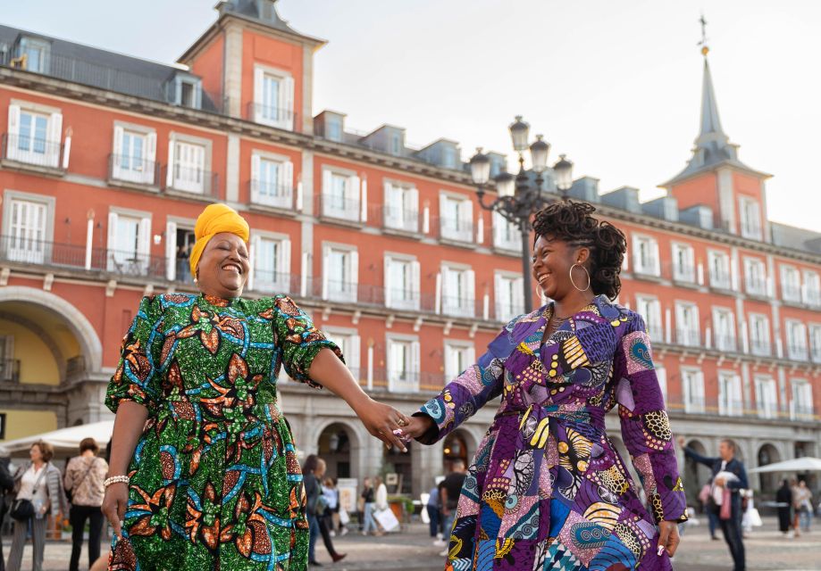 Madrid: Plaza Mayor Professional Photoshoot - Accessibility and Language Options