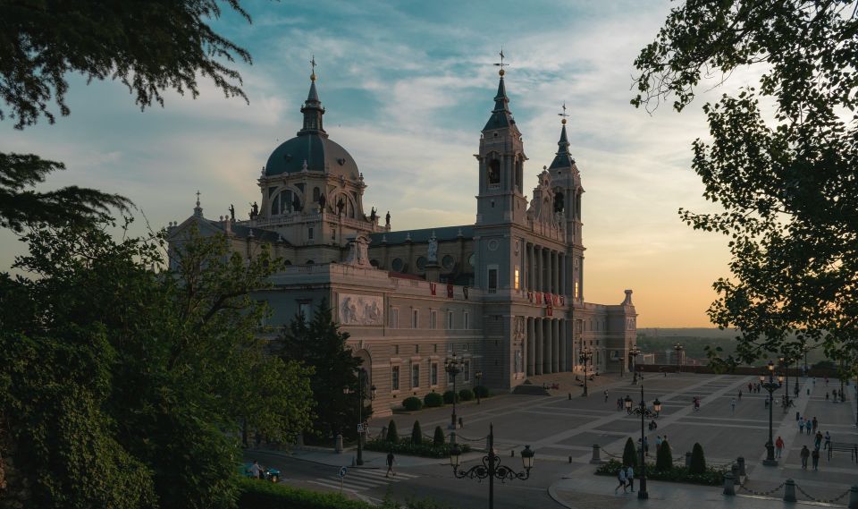 Madrid: Sunset Walking Tour With Optional Flamenco Show - Flamenco Show Experience