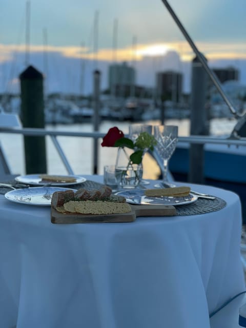 Miami: Private Dinner Cruise for 2 on a Yacht. - Guidelines for Guests