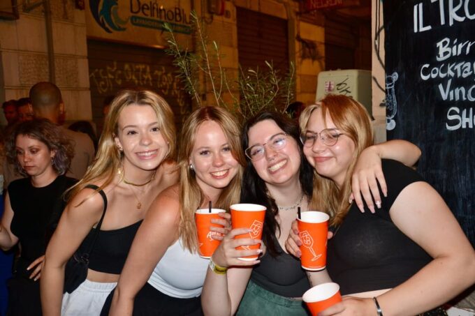 Palermo: Guided Bar Crawl With Shots and Discounts on Drinks - Group Sizes and Pricing