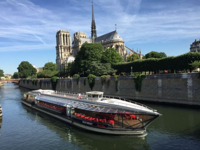 Paris: 4-Course Dinner Cruise on Seine River With Live Music - Special Occasion Arrangements