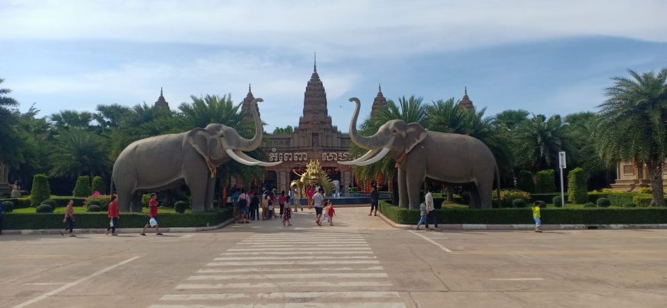 Phnom Penh: Private City Tour by Tuk-Tuk With 10 Highlights - What to Expect