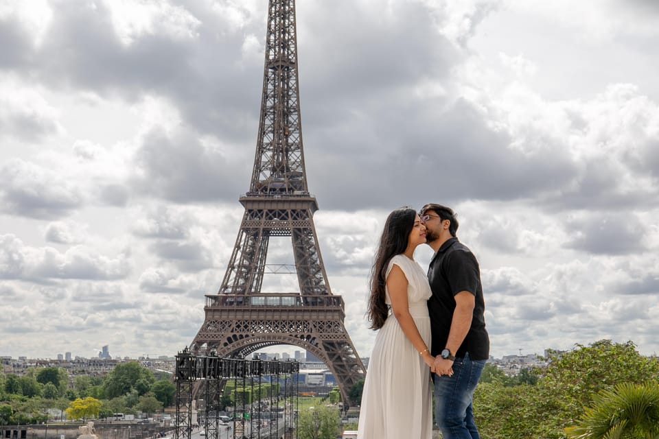 Photo Session for Couples With Flowers Around Eiffel Tower - Photographer and Tour Guide