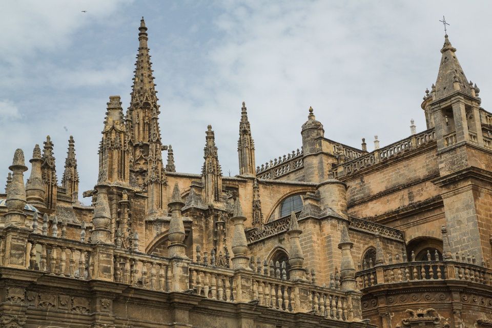 Seville: Alcázar, Cathedral and Giralda Tour With Tickets - Visiting the Royal Alcázar