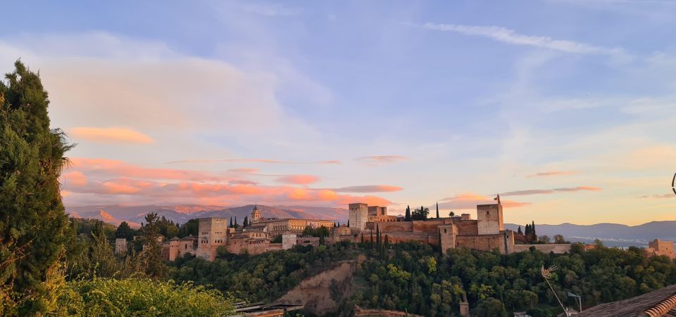 Small Group Albaicin & Granada Historic Center Walking Tour - Languages and Reserve