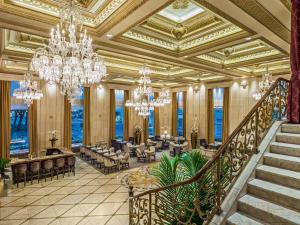 The Plaza - Tips for Booking and Staying