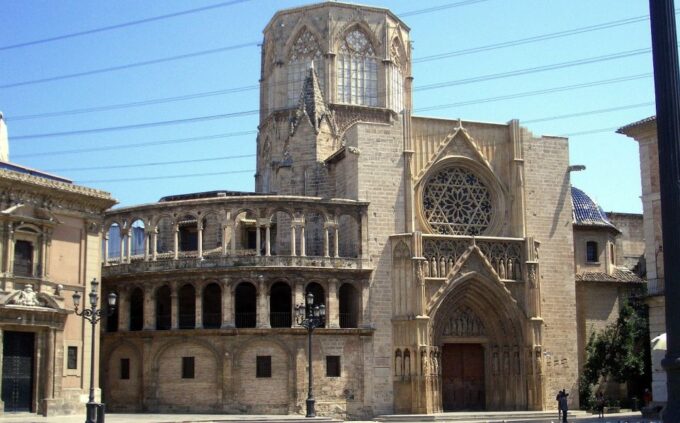 Valencia: Old Town Walking Tour and Traditional Drink - Anecdotes and History