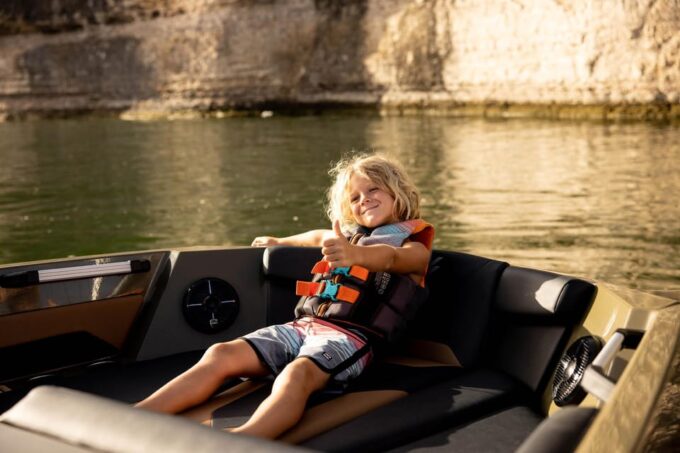 Wakeboard/Ski, Wakesurf and Tubing Experience Pleasure Boat - Suitable for All Levels