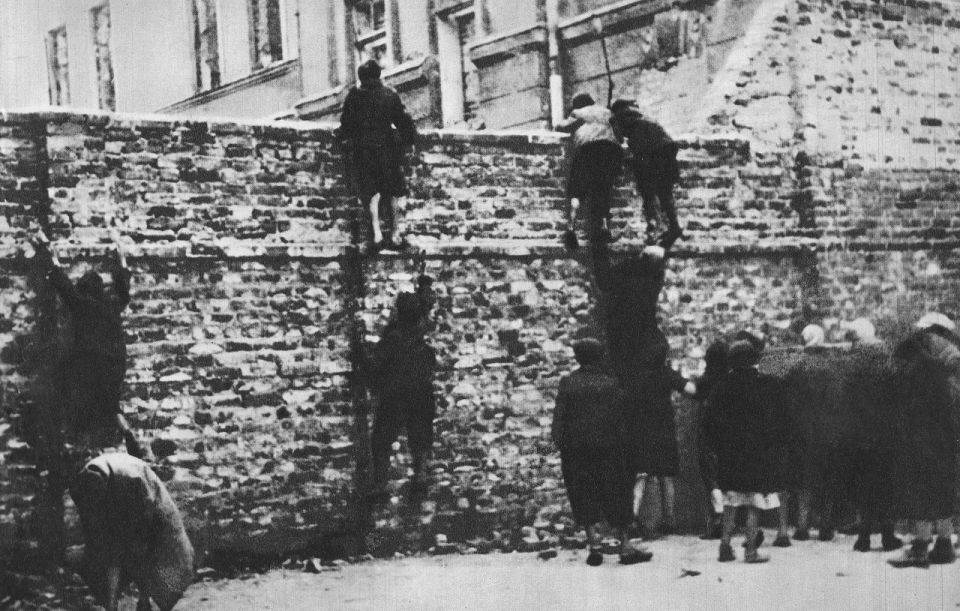 Warsaw Daily Jewish Ghetto Guided Tour With Jewish Cemetery - Practical Information