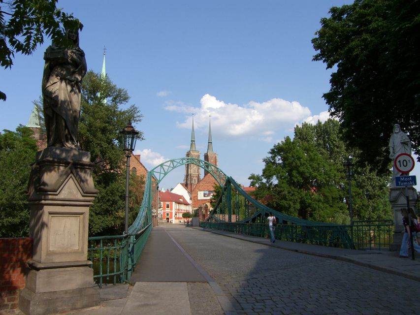 Wroclaw: 2-Hour Tour by Electric Car With a Driver-Guide - Language and Audio Guides