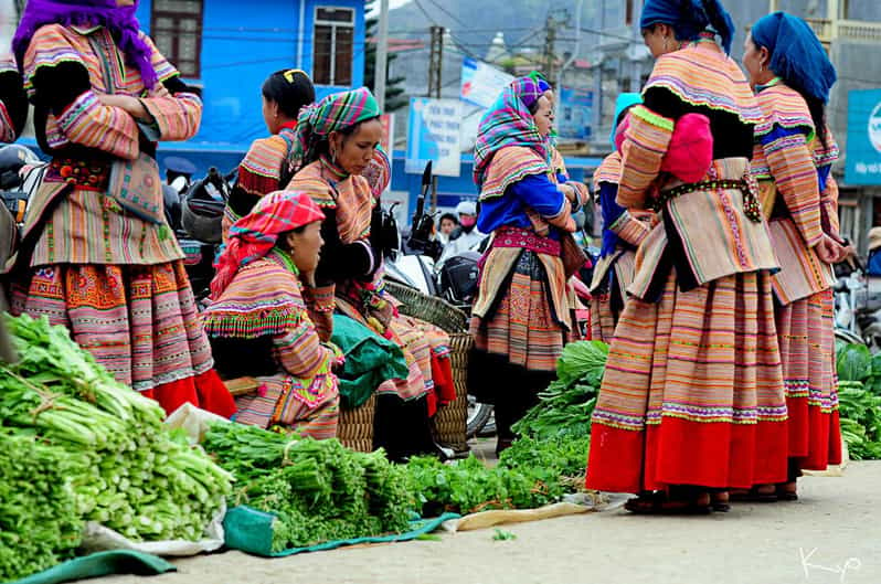 Bac Ha Sun Day Market Group Tour - Market Experience