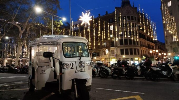 Barcelona: Private Christmas Lights Tour by Eco Tuk Tuk - Booking and Cancellation Policy