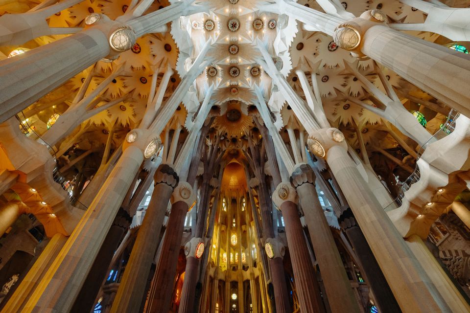 Barcelona: Sagrada Familia Tour W/Skip-The-Line Entry Ticket - Gaudís Innovative Design Approach