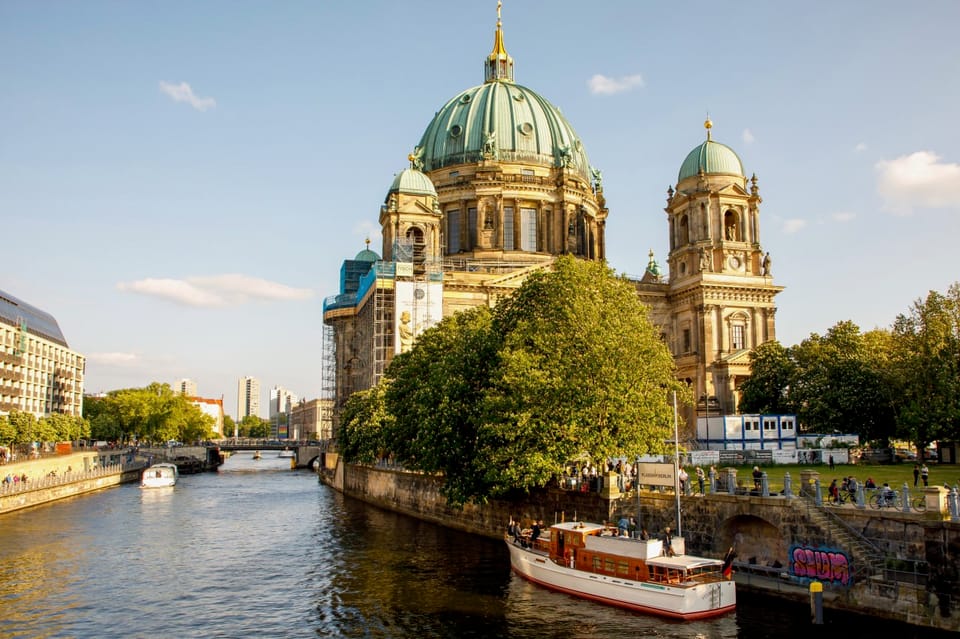 Berlin: Evening Yacht Cruise With Aperitif & Optional Dinner - Meeting Point Variations