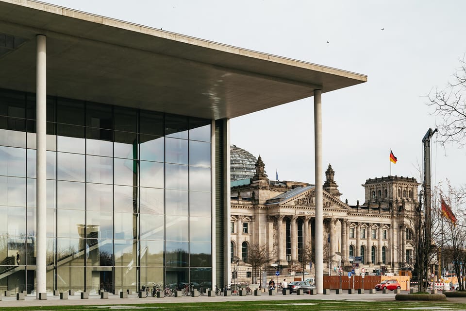 Berlin: Guided Walking Tour Around the Reichstag - Meeting Point and Availability