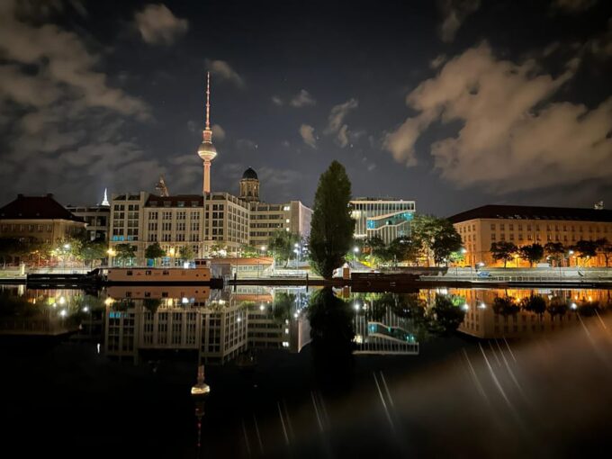 Berlin: Yacht Tour on the Lakes or City - Available Refreshments