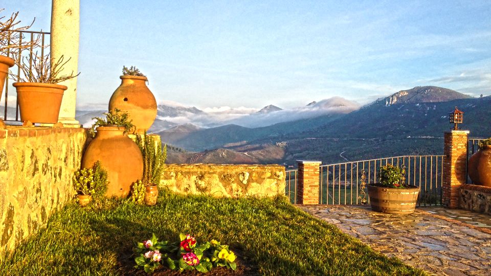 Cáceres: Winery Tour and Wine Tasting With Local Guide - Typical Extremadura Products