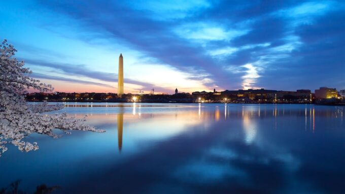 Dc: Monuments & Memorials Sunset Tour With Live Guide - Accessibility
