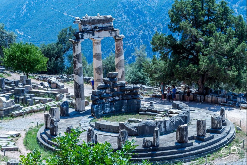 Delphi & Hosios Loukas Monastery Private Day Tour Plus Lunch - Authentic Village Lunch