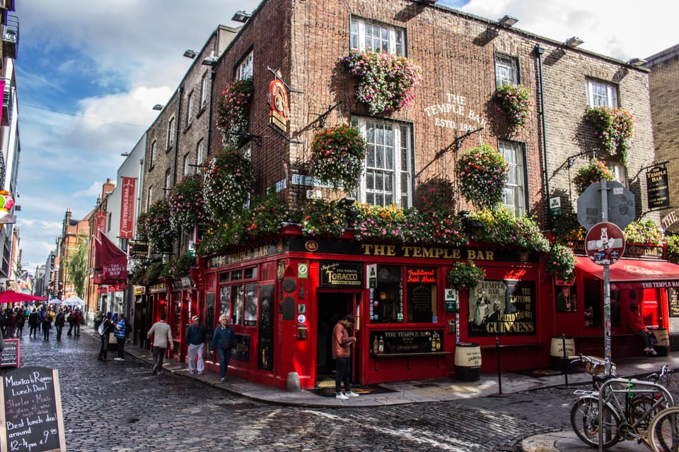 Dublin: Walking Tour and Whiskey Distillery With Tastings - Language Options Available