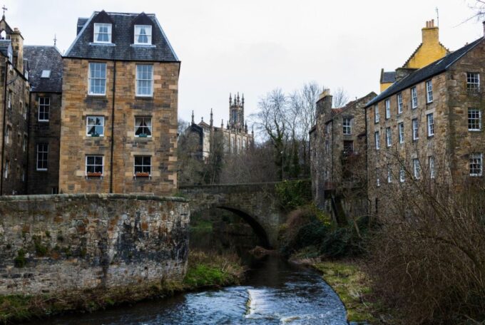 Edinburgh: Express Walk With a Local in 60 Minutes - Meeting Point and Logistics