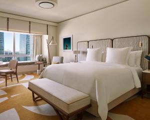 Four Seasons Hotel Miami - Location and Attractions