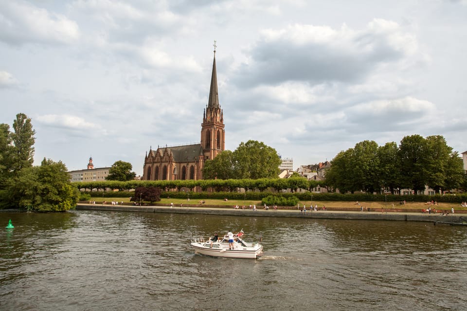 Frankfurt: 1-Hour Panorama Boat Cruise on the River Main - Onboard Refreshments and Amenities