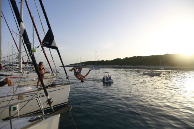 From Hvar: Pakleni Islands & Red Rocks Comfort Sailboat Tour - Lunch at a Local Restaurant
