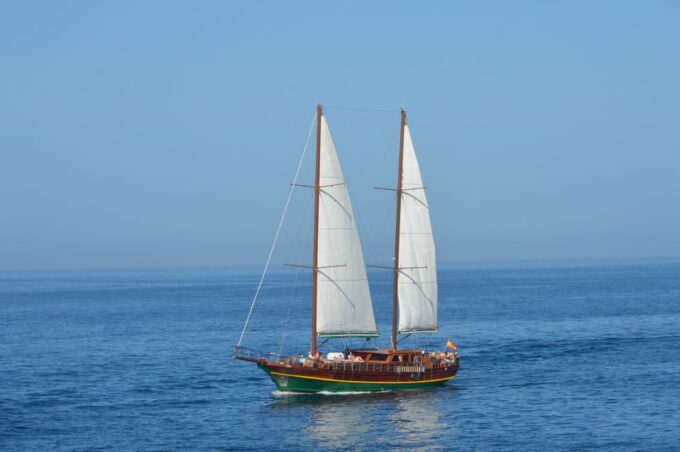 Fuerteventura: Exclusive Turkish Gulet Cruise With Lunch - Onboard Amenities