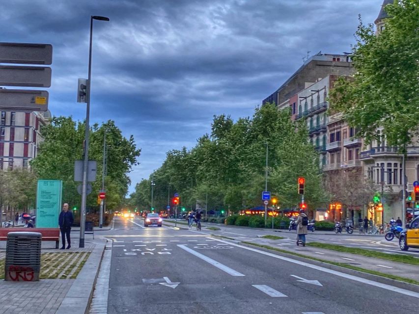 Full/Half Day Barcelona Highlights With Entrances & Tasting - Las Ramblas Promenade