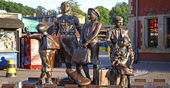 Gdansk Jewish History Tour With Synagogue and Cemetery - Cancellation and Reservation Policy