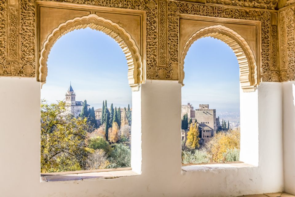 Granada: Alhambra Gardens, Generalife & Alcazaba Guided Tour - Discovering the Generalife